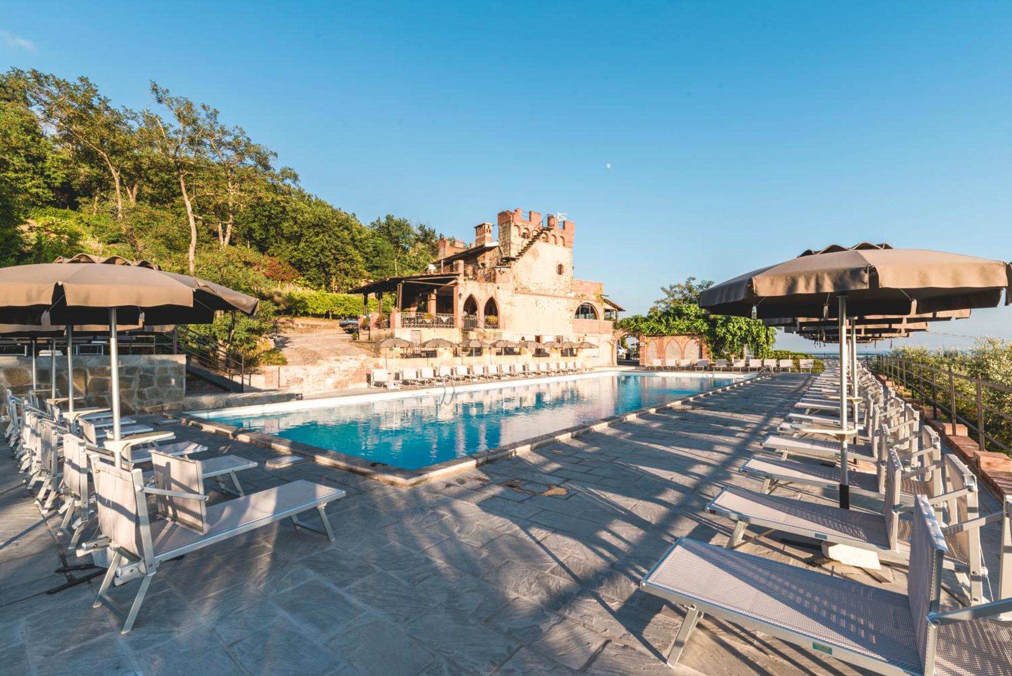 Ippotur Medieval Resort Castelnuovo Magra Luaran gambar
